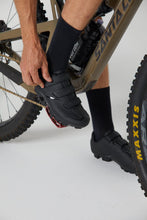 Load image into Gallery viewer, A sapatilha de mountain bike XC Vortek Explorer é ideal para quem procura uma sapatilha MTB leve e de alto rendimento. Elas são fabricadas para te manter confortável em trilhas longas e duras, além de fornecer excelente transferência de força. Compatível com qualquer taco tipo SPD.