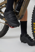 Load image into Gallery viewer, A sapatilha de mountain bike XC Vortek Explorer é ideal para quem procura uma sapatilha MTB leve e de alto rendimento. Elas são fabricadas para te manter confortável em trilhas longas e duras, além de fornecer excelente transferência de força. Compatível com qualquer taco tipo SPD.