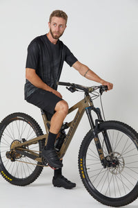 A sapatilha de mountain bike XC Vortek Explorer é ideal para quem procura uma sapatilha MTB leve e de alto rendimento. Elas são fabricadas para te manter confortável em trilhas longas e duras, além de fornecer excelente transferência de força. Compatível com qualquer taco tipo SPD.