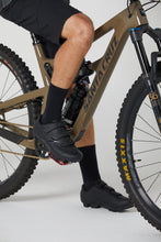 Load image into Gallery viewer, A sapatilha de mountain bike XC Vortek Explorer é ideal para quem procura uma sapatilha MTB leve e de alto rendimento. Elas são fabricadas para te manter confortável em trilhas longas e duras, além de fornecer excelente transferência de força. Compatível com qualquer taco tipo SPD.
